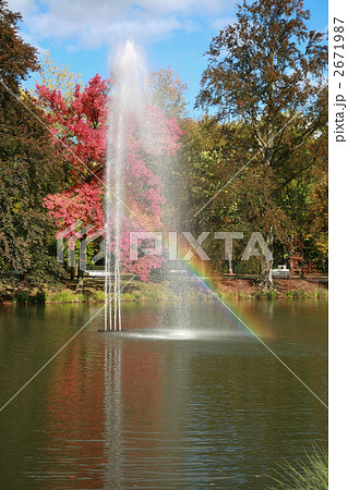 噴水にかかる虹 2671987