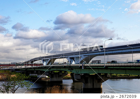 青空の下、荒川に架かる扇大橋と通過中の舎人ライナー 2672039