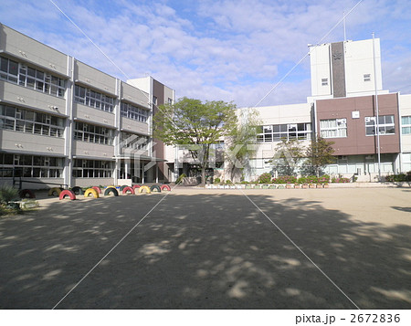 学校 校庭 校舎の写真素材