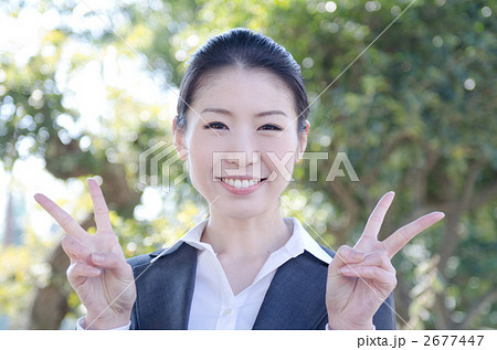 新緑の中のビジネスウーマン 2677447