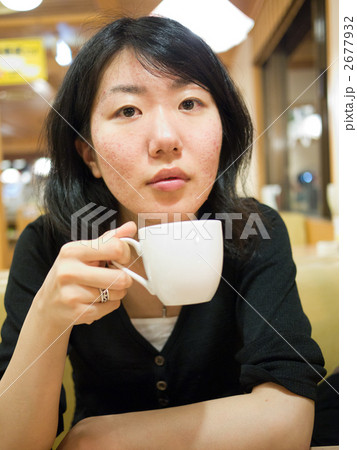 コーヒーで一息入れる女性 コーヒーで一息入れる女性 2677932