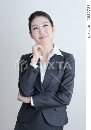 スーツを着た女性 2680788