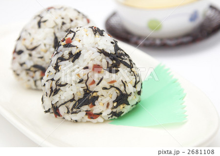 ひじきと梅のおにぎり 2681108