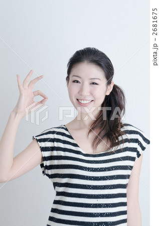 ボーダーのTシャツを着た女性 2681675