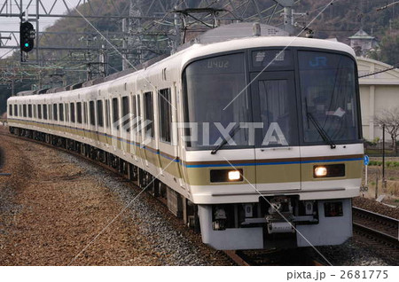JR京都線の島本駅に入線する221系 2681775