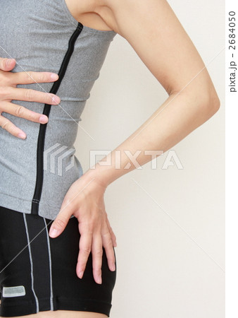 ウエストラインを気にする女性 ウエストラインを気にする女性 2684050