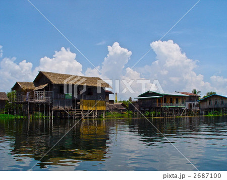 岸辺の集落（インレー湖／ミャンマー） 2687100