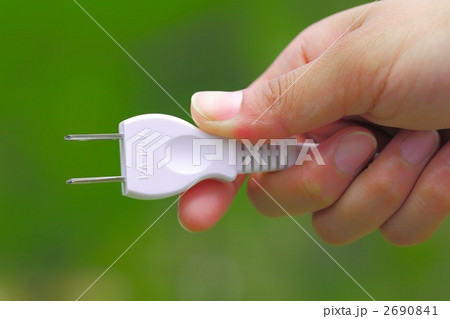 コンセントを持つ手 2690841
