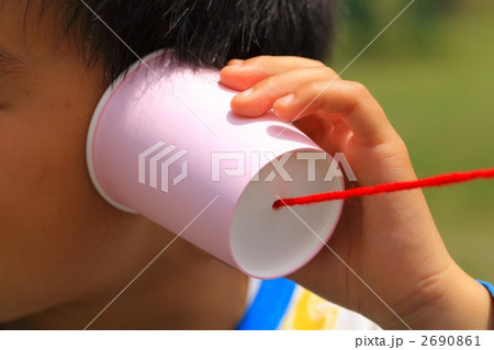 糸電話で聞く少年 2690861