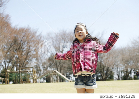 ジャンプする笑顔の女の子 2691229