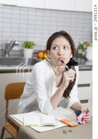 家計簿をつける女性 2691314