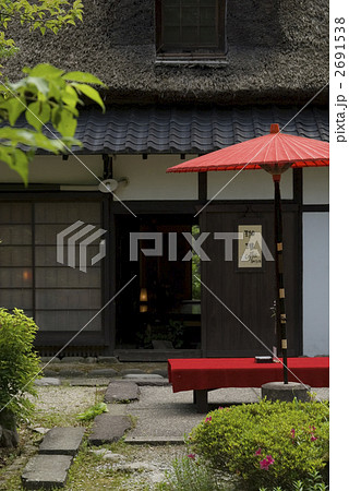 赤い蛇の目傘と藁葺き屋根のあるお茶処 赤い蛇の目傘と藁葺き屋根のあるお茶処 2691538