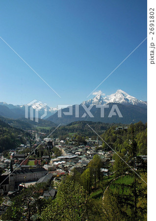 ドイツ ベルヒテスガーデンの街並みとヴァッツマン山 ドイツ ベルヒテスガーデンの街並みとヴァッツマン山 2691802