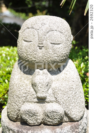 三浦半島の西徳寺にある午を抱えた可愛い地蔵 2692320