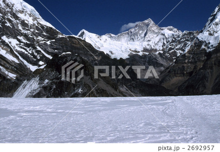 メララ上より中央奥にマカルー峰(8463m)　【ネパール】 2692957