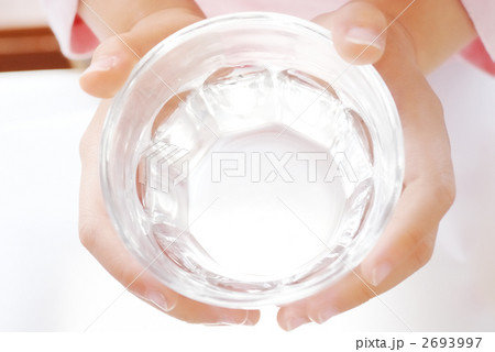 子供が持つコップの水 子供が持つコップの水 2693997