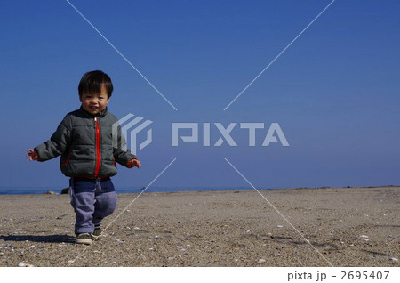 幼児と砂浜 2695407