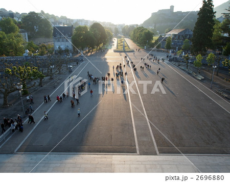 朝、ルルドの泉に向かう人々 2696880