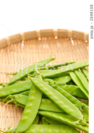 サヤエンドウが盛られた笊 2698108