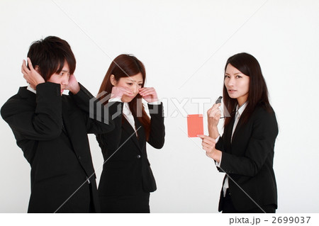 レッドカードを受ける会社員 レッドカードを受ける会社員 2699037