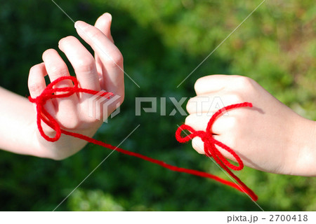 赤い糸 小指 手の写真素材