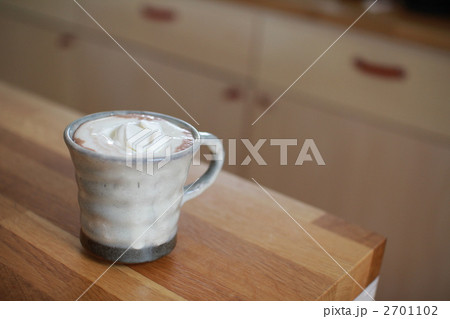 生クリームを乗せた温かいココア 2701102
