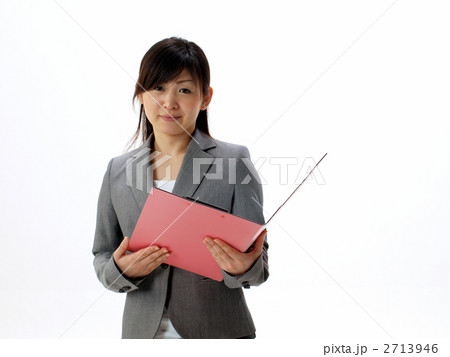 バインダーを持つ女性 バインダーを持つ女性 2713946