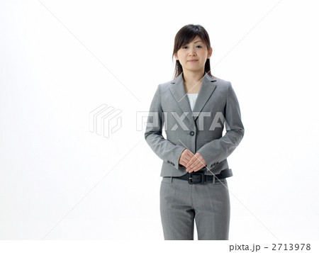 スーツ姿で立つ女性 2713978