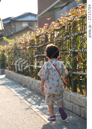 男の子の後ろ姿【縦】 2715704
