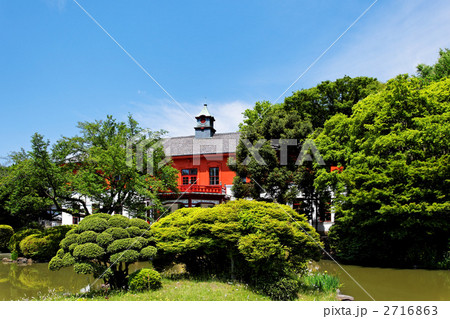 若葉と新緑の庭園と東京大学総合研究博物館小石川分館  2716863