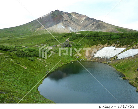 噴煙をあげる大雪山旭岳 2717755