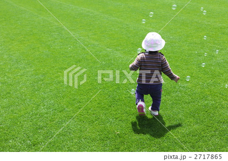 芝生と幼児 芝生と幼児 2717865