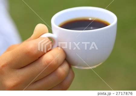 コーヒーカップを持つ手 2717876