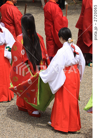 十二単の裾を持つ巫女さんの写真素材