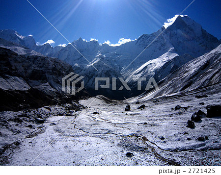 アンナプルナ・ベースキャンプ近くから見るマチャプチャレ 2721425