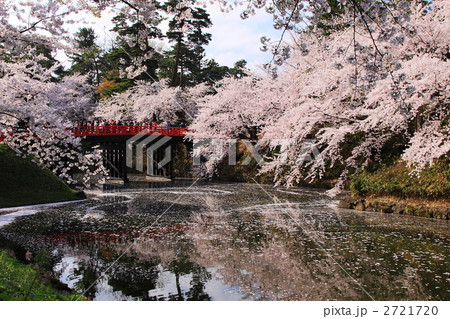 春の桜満開の弘前城公園のお堀 2721720