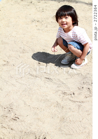 砂場で遊ぶ男の子 2722364