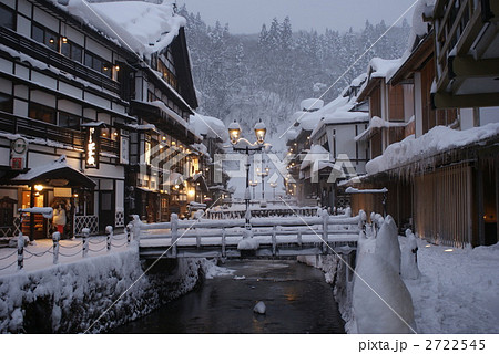 冬の銀山温泉の夜景 2722545