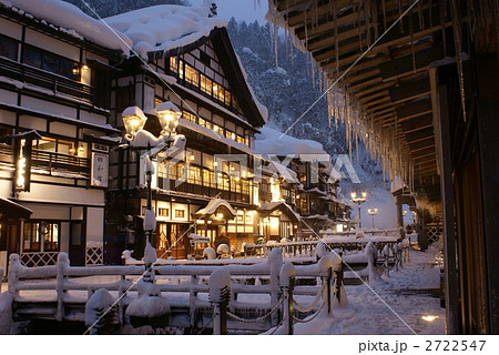 冬の銀山温泉の夜景 2722547