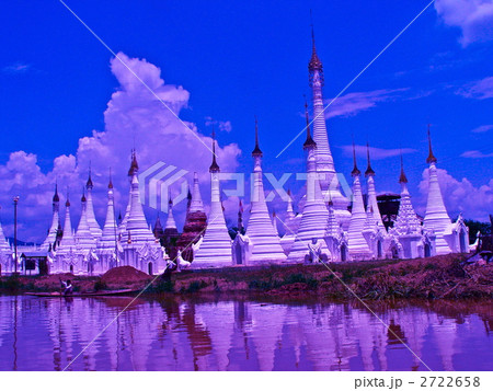 岸辺のパゴダ群（インレー湖／ミャンマー） 2722658