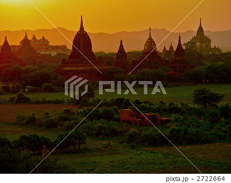 パゴダの平原に訪れた夕暮れ（バガン／ミャンマー） 2722664