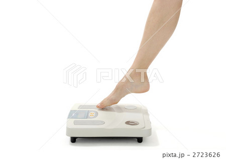 体重計に乗る若い女性 体重計に乗る若い女性 2723626