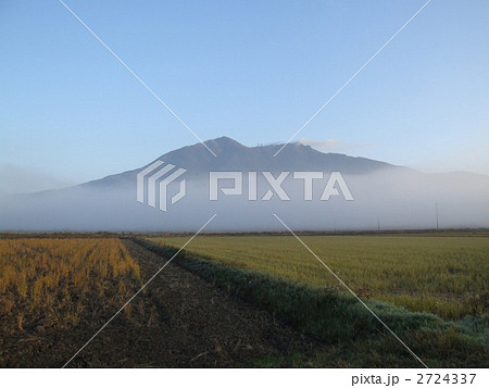 秋、朝霧に筑波山 2724337