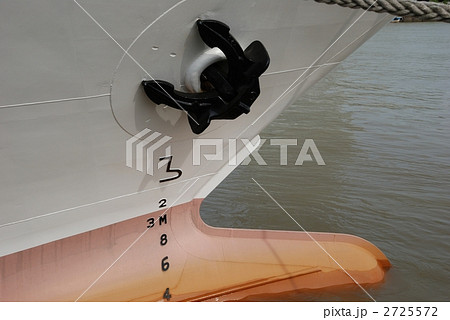 信濃川に停泊する船の舳先と喫水線の写真素材
