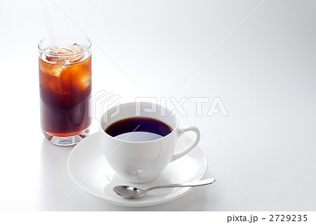アイスコーヒーとホットコーヒーの写真素材