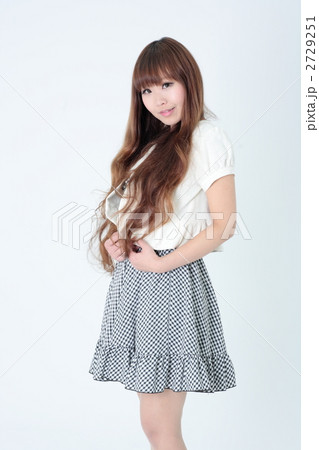 若い女性・ワンピース 2729251