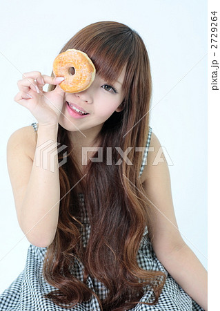 女性とドーナツ 女性とドーナツ 2729264