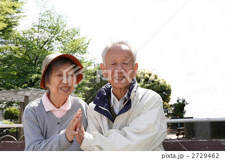 手を合わせて微笑むシニア夫婦 手を合わせて微笑むシニア夫婦 2729462