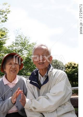 手を合わせて微笑むシニア夫婦 2729471