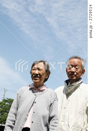 青空とシニア夫婦 青空とシニア夫婦 2729514